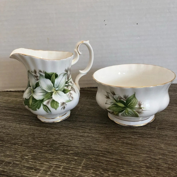 Vtg Royal Albert Trillium Sugar and Creamer - Picture 3 of 11